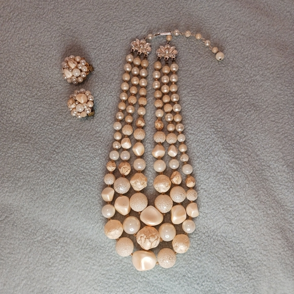 🌹Vintage Made in Japan Triple Strand Statement Necklace and Clip-on Earrings - Picture 8 of 10